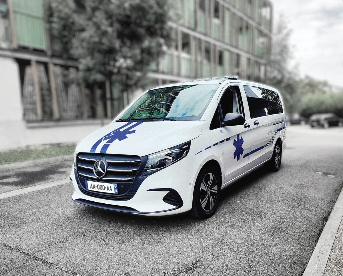 Véhicule ambulance blanc de Med Ambulances